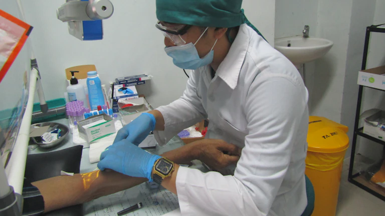 보험금 제대로 받는 2026년 전략 7 의사가 환자를 진찰하는 모습