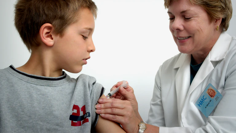 이것 모르면 보상 못 받습니다 8 의사가 환자에게 설명을 하는 모습