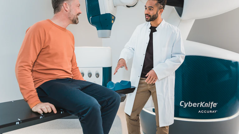 의사가 환자에게 진료 내용을 설명하는 모습