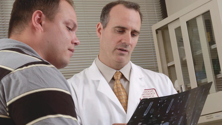 의사가 환자에게 설명하는 모습