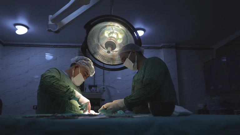 로봇수술 보험금 청구 및 거절 대처법 7 로봇을 조종하여 수술하는 의사