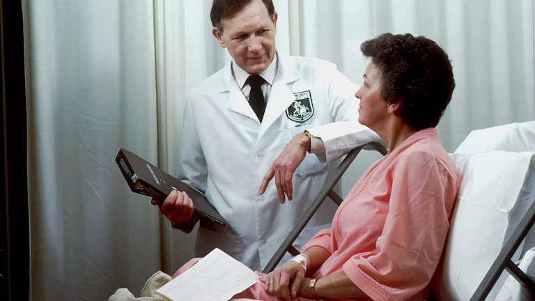 AI 의료기기 보험금 청구 지급 거절 대처법 (2026년) 7 AI 의료기기를 활용하여 환자를 진료하는 의사