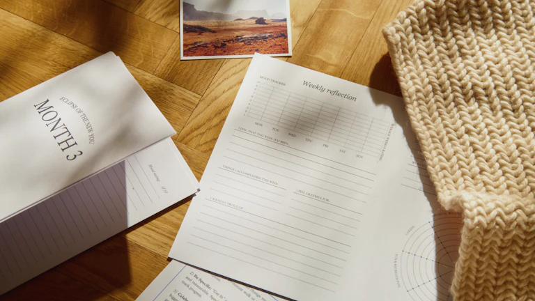 MRI 보험금 청구 제대로 받는 2026년 꿀팁 8 서류와 돋보기가 놓여 있는 모습