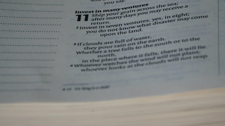 보험금 청구를 위한 서류 더미