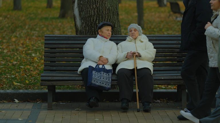 60대 부모님 실버보험 가성비 설계 지급 사례 2026 7 서류를 보며 상담하는 노부부