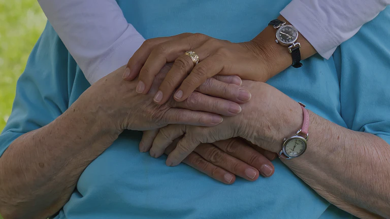 손을 잡고 미소 짓는 노부부