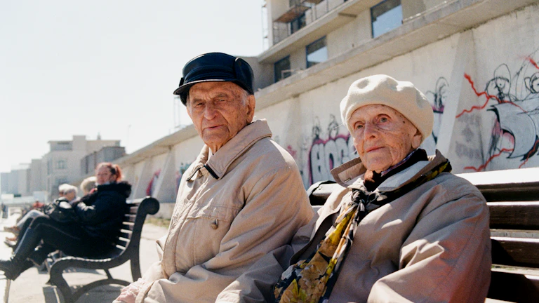 60대 부모님 암보험 가성비 설계 및 지급 후기 (2026년) 7 행복하게 웃고 있는 60대 노부부