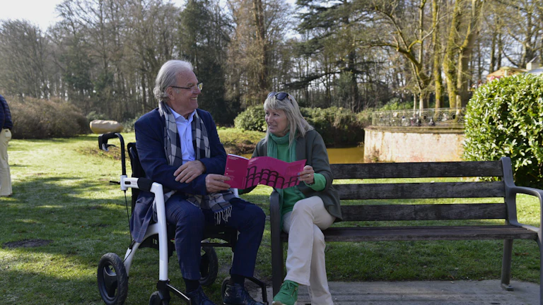 다정하게 대화하는 노부부