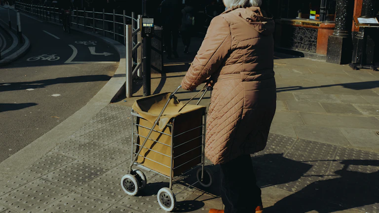 2026년 치매 간병인보험 보장 비교와 가성비 설계 팁 8 간병인의 보살핌을 받고 있는 노인 여성