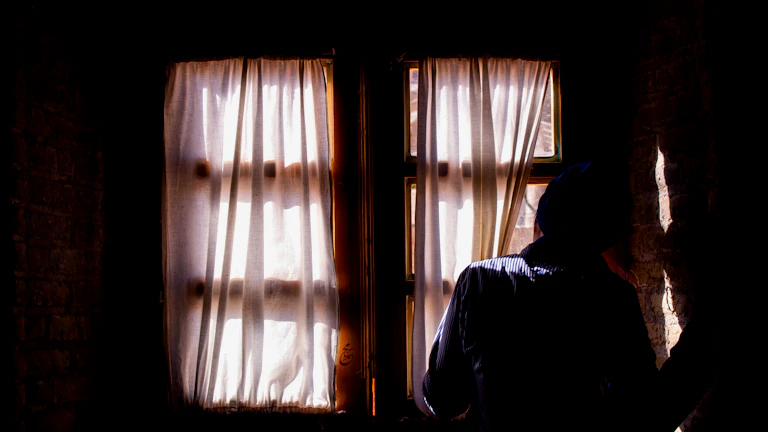 경도인지장애 보상 실제 지급 후기 7 창밖을 보며 회상에 잠긴 노년 여성의 모습