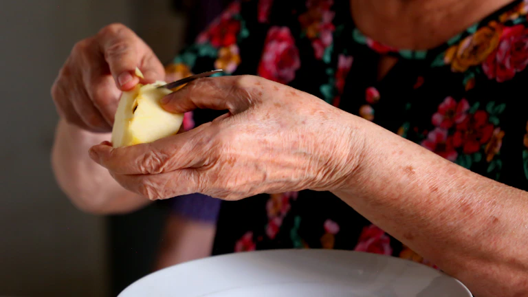 80대 치매보험 가성비 설계 및 지급 후기 8 요양보호사에게 케어받는 노인 여성