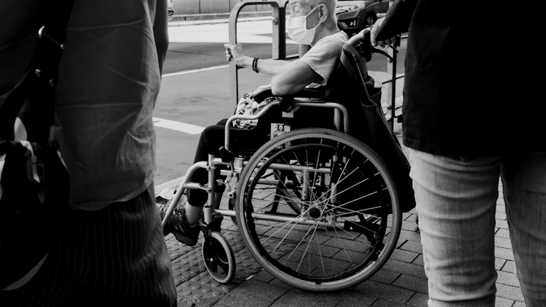 장애인보험 가성비 2026년 중증장애인 보장 설계 팁 7 장애인을 돌보는 가족의 모습