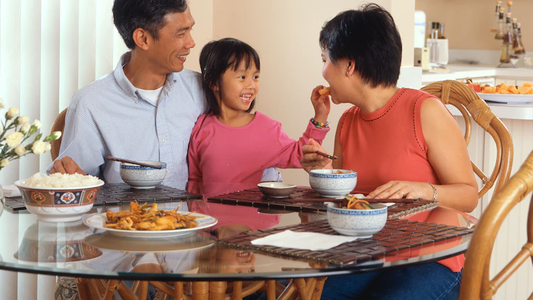 상속세 보험 지급 후기 및 지급 거절 대응법 7 가족들이 모여 상속 및 재무 계획을 세우는 모습