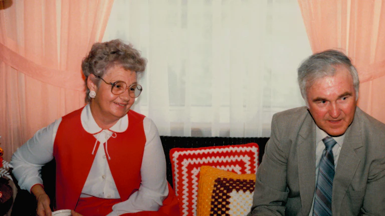 가족이 보험 서류를 보며 진지하게 상의하는 모습