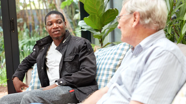 보험금 지급 거절 시 2026년 대처법 8 보험 설계사와 상담하는 가족