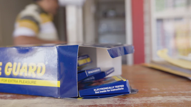 가족의 건강과 미래를 계획하는 화목한 모습