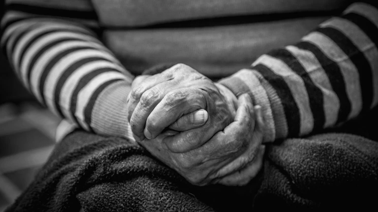 60대 부모님 위한 가성비 간병인보험 비교 8 가족이 연로한 부모님을 돌보는 모습