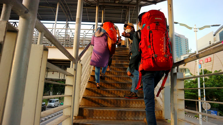 해외여행을 위해 짐을 싸는 가족