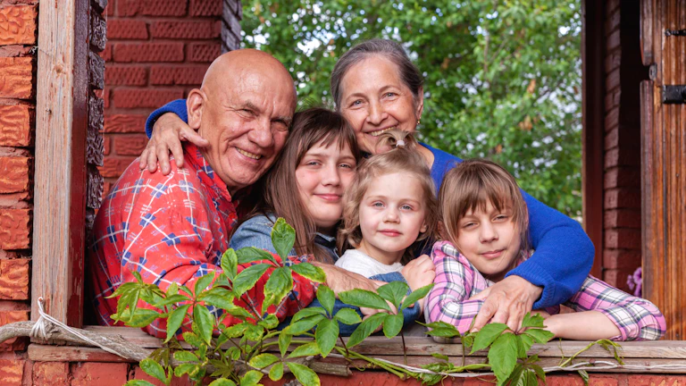 실제 보상 사례로 분석한 체증형 특약의 실질적 이점 8 가족이 노인을 부축하며 걷는 모습