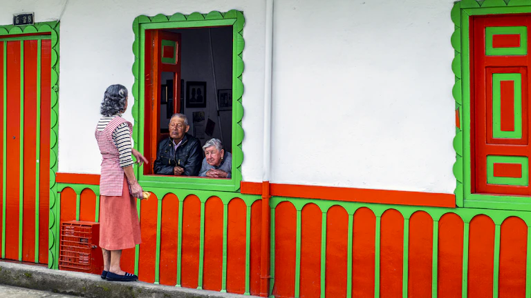 2026년 요양원 입소 비용 실제 후기와 지원금 신청 방법 8 가족들이 어르신과 함께 대화하는 모습