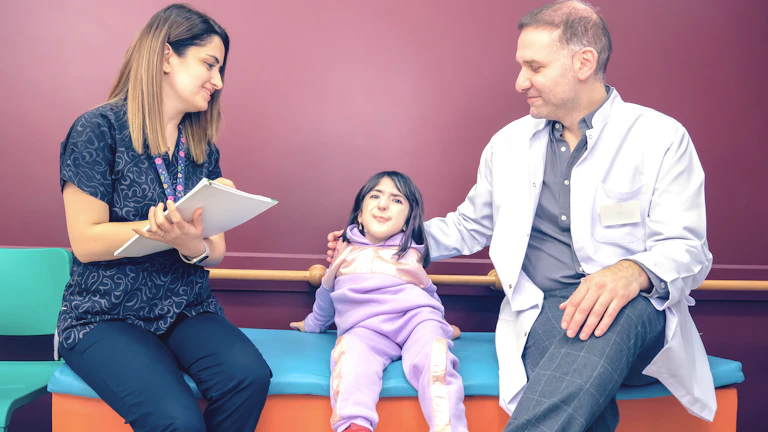 2026년 보험금 지급 거절 사례 분석과 설계 기준 8 보험 설계사와 상담하는 가족