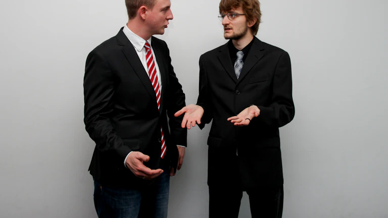 고객들에게 재정 계획을 설명하는 금융 전문가