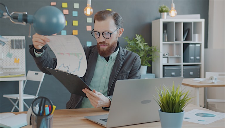 재정 분석하는 모습