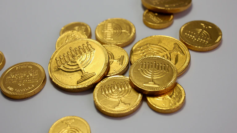 금융 그래프와 금전적 가치를 상징하는 동전 더미