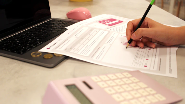 2026년, 치매보험 추천 추천 제대로 받는 법: 놓치면 후회할 5가지 핵심 전략 8 서류를 설명하는 재무 설계사