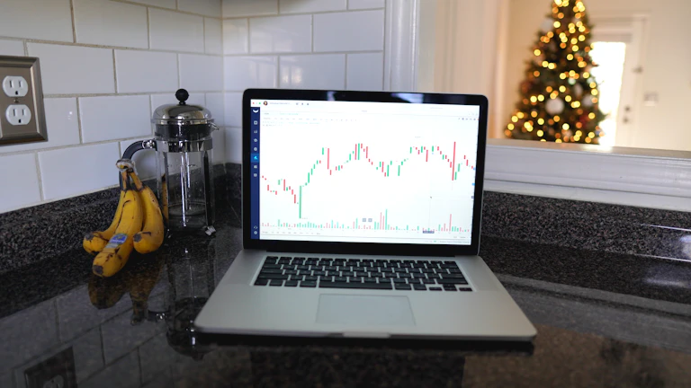 ISA 계좌 금투세 2026, 치명적 투자 손실 막는 법 8 금융 설계사가 그래프를 보여주며 설명하는 모습