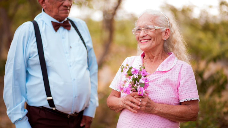 시설급여 보험 요양원 비용 보상 노하우 8 노후 자금 계획을 세우는 가족의 모습