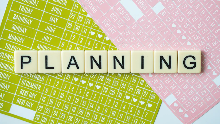 뇌출혈 뇌경색 대비 가성비 설계법 8 보험 설계를 위해 서류를 검토하며 상담하는 모습