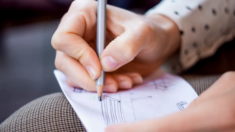 보험 청구 서류를 작성하는 손