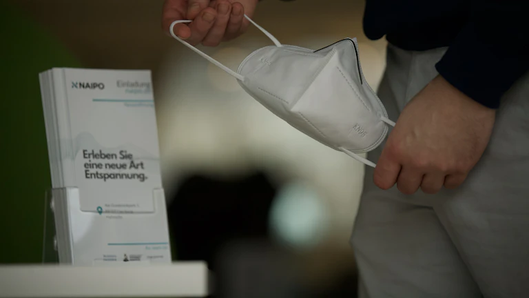 당뇨 합병증 보험금 청구 노하우 (2026년) 8 의료 서류를 들고 있는 손