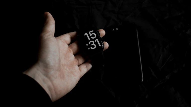 계산기를 들고 있는 손