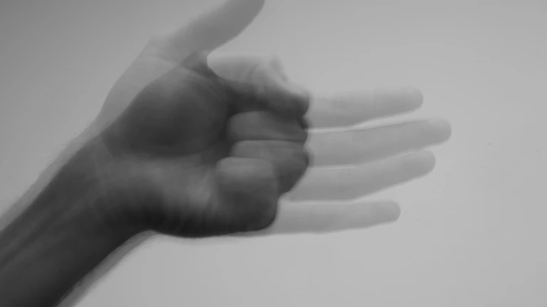 4세대 실손보험 전환, 무심코 넘기면 '피 같은 돈' 샌다! 당신의 선택은? 8 돋보기를 들고 보험 서류를 자세히 보는 손