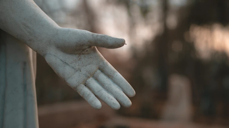 2026년 불필요한 보험료 손실 막는 현명한 비교법 8 돋보기를 들고 보험 약관을 확인하는 손