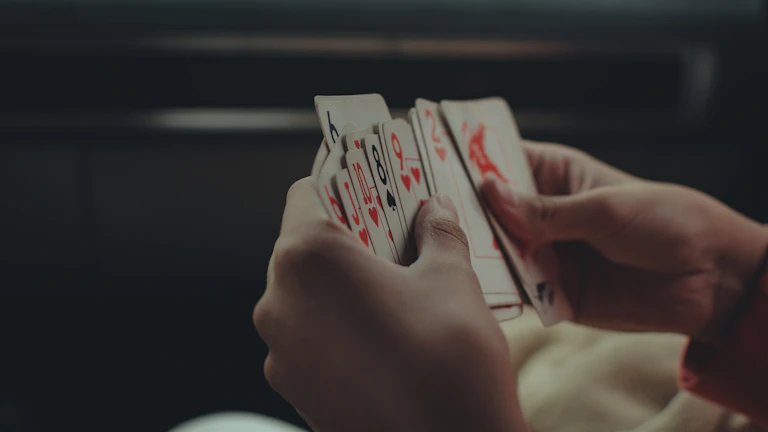 도수치료실비보험, 남들은 0원에 받는데 나만 쌩돈? 모르면 손해 보는 보상 꿀팁 8 돈과 보험카드를 들고 있는 손