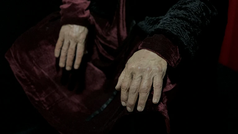 실손보험 갈아타기: 매년 수십만원 버는 재테크의 시작! 당신만 모르는 숨겨진 돈 찾기 8 저금통을 들고 있는 손