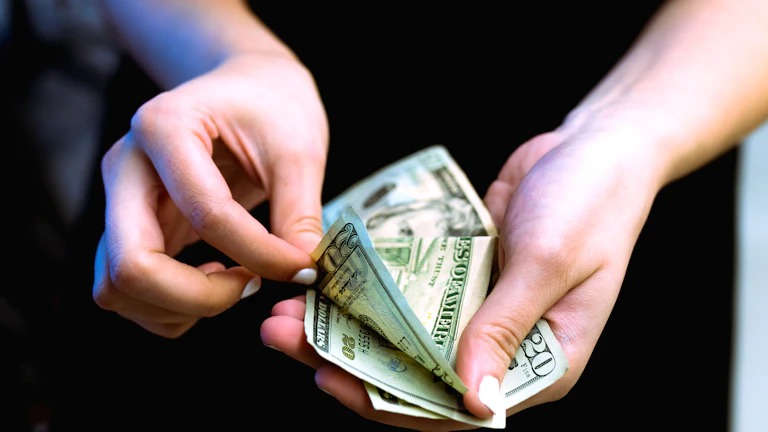 보험금 청구를 통해 받은 돈을 세는 모습