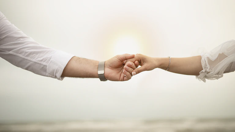 실손보험 갈아타기, '이것' 모르면 평생 호구 확정! 월급 지키는 특급 노하우 대공개 8 보험 계약서에 악수하는 모습