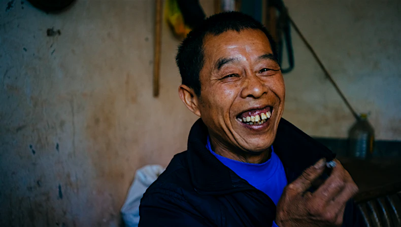 태블릿으로 자산 현황을 확인하며 미소 짓는 노인