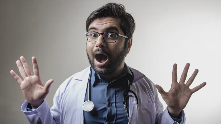 비급여 하이푸 실비 청구 지급 후기 (2026년) 8 의료 전문가가 보험 설명을 하는 모습