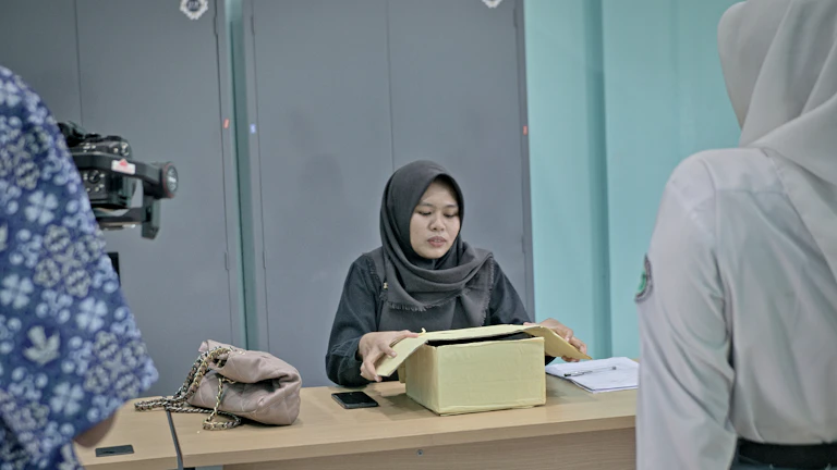 병원 창구에서 진료비를 수납하는 환자의 모습