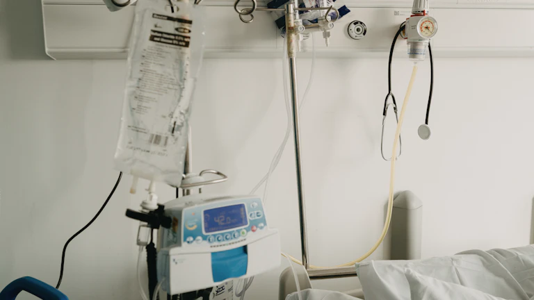 병원 수납 창구에서 결제하는 모습