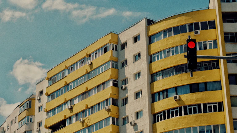 병원비 영수증을 확인하는 환자