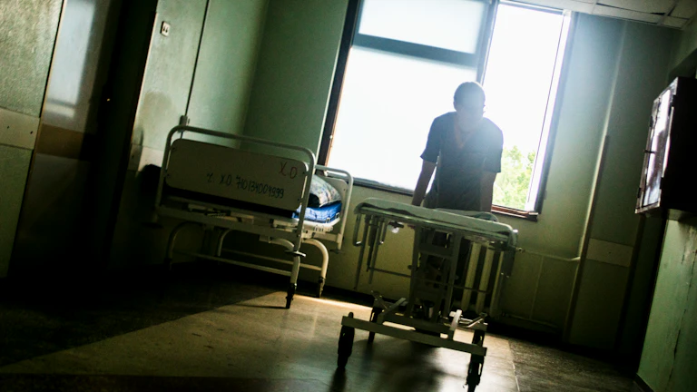 한산한 병원 복도와 보험 상담