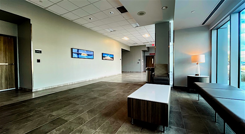 병원 복도를 걷고 있는 의료진