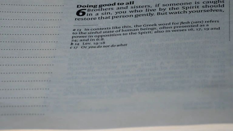 보험금 청구를 위해 준비된 서류와 돋보기