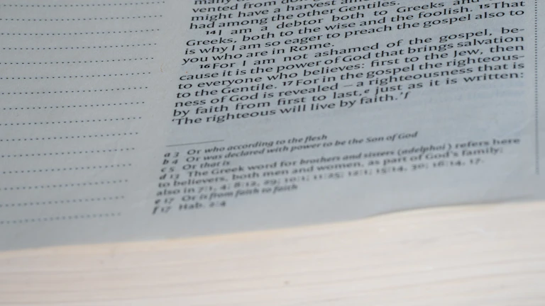 보험금 청구를 위해 준비된 서류들과 상담하는 모습